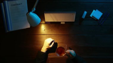 Bir adam bir ofis masa başında oturan ve bir telefon kullanma.