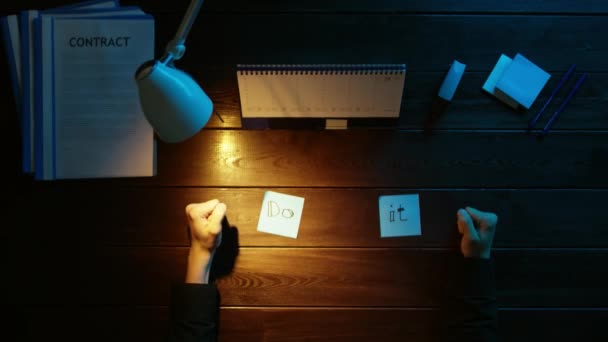 Ein Mann sitzt an einem Schreibtisch im Büro und telefoniert. — Stockvideo