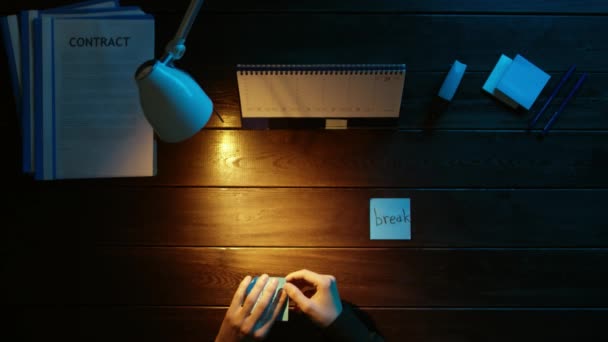 A man is sitting at an office desk and using a phone. — Stock Video