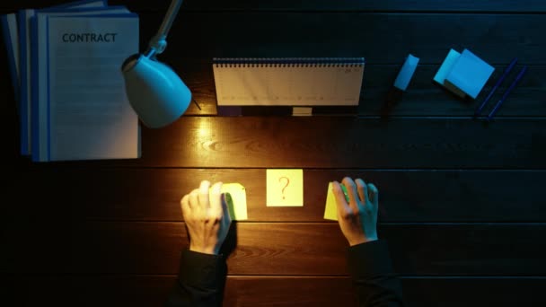 Un homme est assis à un bureau et utilise un téléphone . — Video