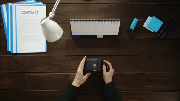 Ein Mann sitzt an einem Schreibtisch im Büro und telefoniert. — Stockvideo