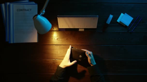 Un homme est assis à un bureau et utilise un téléphone . — Video