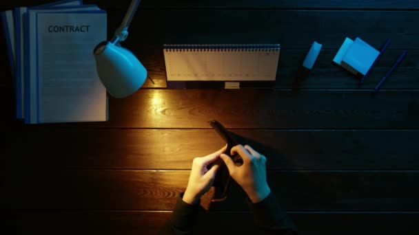 Ein Mann sitzt an einem Schreibtisch im Büro und telefoniert. — Stockvideo