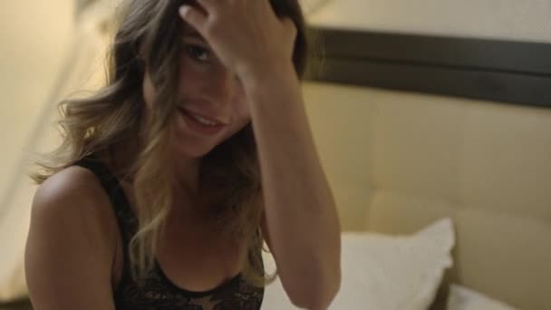 Glückliche Frau blickt in die Kamera und posiert — Stockvideo