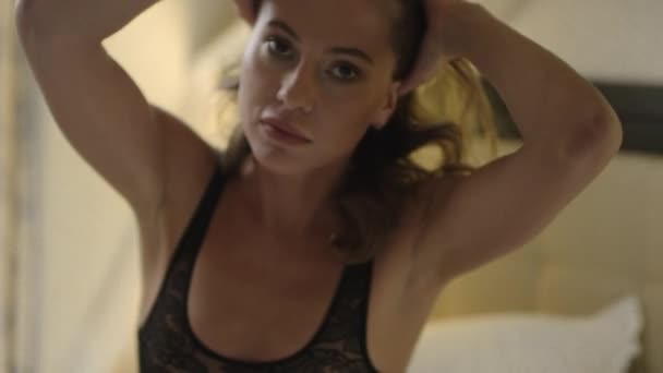 Νέοι σέξι γυναίκα που ποζάρει στο μαύρο παιχνίδι catsuit — Αρχείο Βίντεο