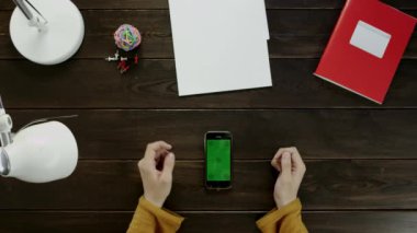 Klasör, lamba, top, office ve düğmeleri yanında telefon kullanarak masasındaki adam.