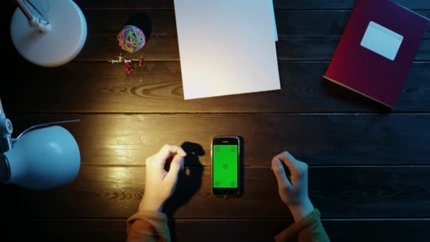 El hombre en el escritorio usando el teléfono, junto a la carpeta, lámpara, bola, oficina y botones . — Vídeos de Stock