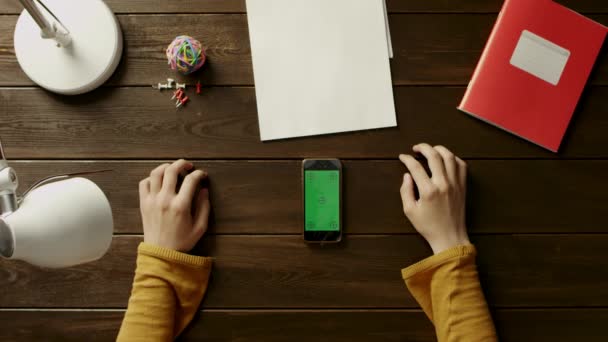 O homem na mesa usando o telefone, ao lado da pasta, lâmpada, bola, escritório e botões . — Vídeo de Stock