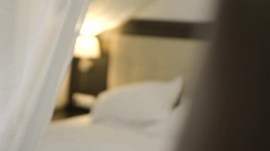 siyah iç çamaşırı seksi pozlar gösterilen kadın