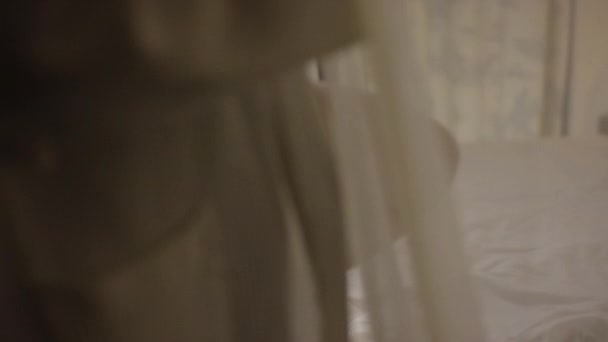 Poz ve kendini yatağa okşayarak catsuit kadında — Stok video