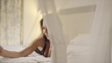 Çekici kadın kırmızı şarap içiyor ve selfie yatağa alır