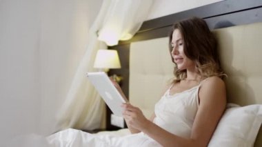 kadın yatakta Tablet PC'yi kullanma