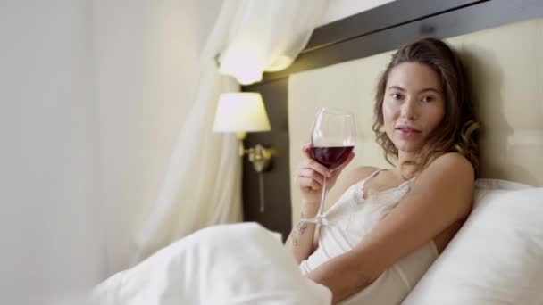 Mulher bebe vinho na cama — Vídeo de Stock