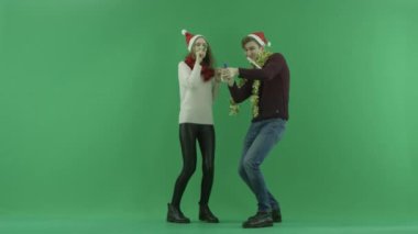 Genç mutlu çiftimiz Noel kutluyor ve birbirlerine chroma anahtar arka plan ile sarılarak