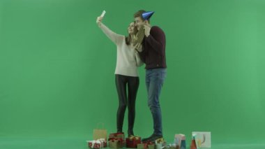 Genç çift selfie Noel hediyesi, chroma anahtar arka plan üzerinde ile alır