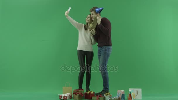 Jong stel neemt selfie met de gift van Kerstmis, Chromakey op achtergrond — Stockvideo