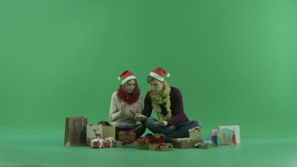 Mężczyzna i kobieta otwiera pusty świąteczny prezent, Kluczowanie na tle — Wideo stockowe