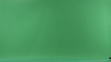 Genç çift kamera, chroma anahtar arka plan üzerinde önünde yürür