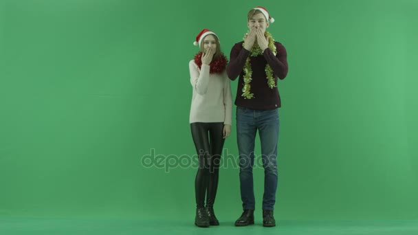 Homem e mulher enviando beijos de ar, chave de croma no fundo — Vídeo de Stock