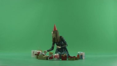 Onun Noel çekici genç kadın sunar, chroma anahtar arka plan üzerinde