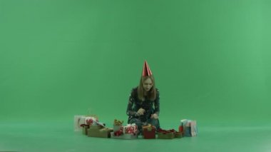 Çekici genç kadın kap içinde bir kötü Noel hediyesi, chroma anahtar arka plan üzerinde var