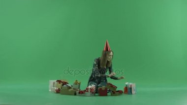 Genç kadın ve Noel hediyeleri katta, chroma anahtar arka plan üzerinde
