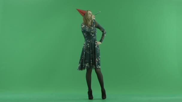 魅力的な若い女性が吹く笛、背景にクロマキー — ストック動画