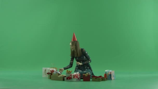 Aantrekkelijke jonge vrouw met haar Kerstmis presenteert, Chromakey op achtergrond — Stockvideo