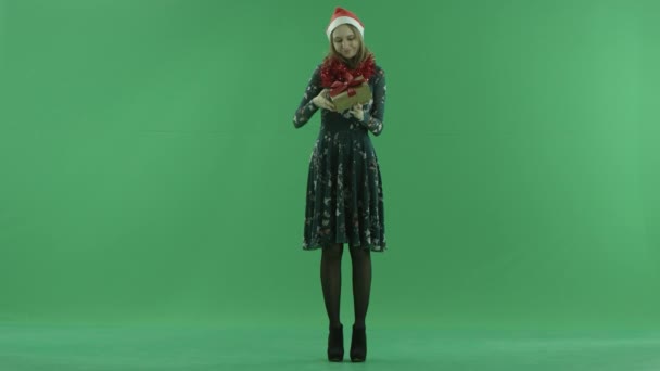 Młoda ładna kobieta otwiera pusty świąteczny prezent, Kluczowanie na tle — Wideo stockowe