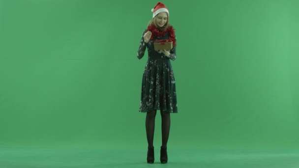 Roztomilá mladá žena dostala pěkný vánoční dárek, chroma key na pozadí — Stock video