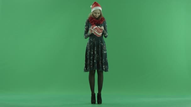 Noel hediyesi, chroma anahtar arka plan üzerinde olan sevimli kadın — Stok video