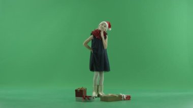Küçük kız bir dilek yapar ve Noel hediyesi, chroma anahtar arka plan üzerinde alır