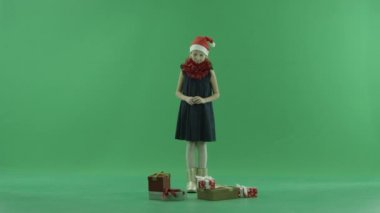 Noel Baba şapkası, küçük kız Noel hediyesi dışarı kat, chroma anahtar arka plan üzerinde yukarı kaldırdı