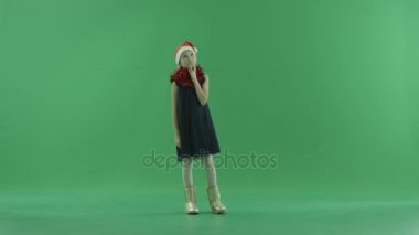 Noel şapkalı küçük kız düşündüğü, chroma anahtar arka plan üzerinde