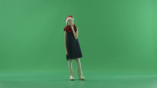 Kleines Mädchen mit Weihnachtsmütze denkt, Chroma-Schlüssel auf dem Hintergrund — Stockvideo