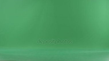 Litle kız Noel hediyeleri ile chroma anahtar arka plan üzerinde yürür.