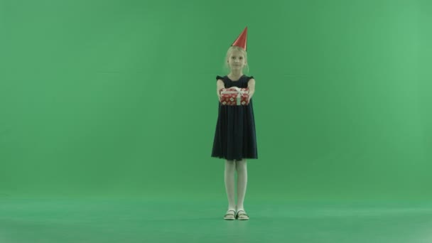 Kleines Mädchen zeigt Weihnachtsgeschenk in die Kamera, Chroma-Schlüssel auf Hintergrund — Stockvideo