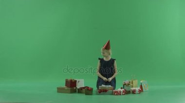 Sevimli küçük kız boş Noel hediyesi, chroma anahtar arka plan üzerinde açar