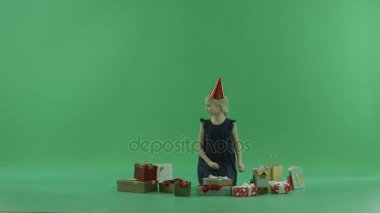 Sevimli küçük kız got a güzel Noel mevcut, chroma anahtar arka plan üzerinde