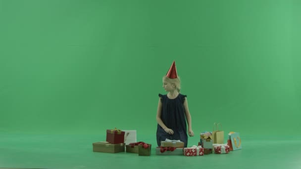 Очаровательная маленькая девочка получила хороший подарок на Рождество, хрома ключ на заднем плане — стоковое видео