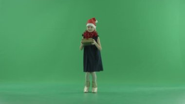 Sevimli küçük kız Noel şapkalı a güzel Noel hediyesi, chroma anahtar arka plan üzerinde var