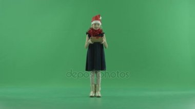 Sevimli küçük kız Noel şapkalı bir boş Xmas hediyesi, chroma anahtar arka plan üzerinde var