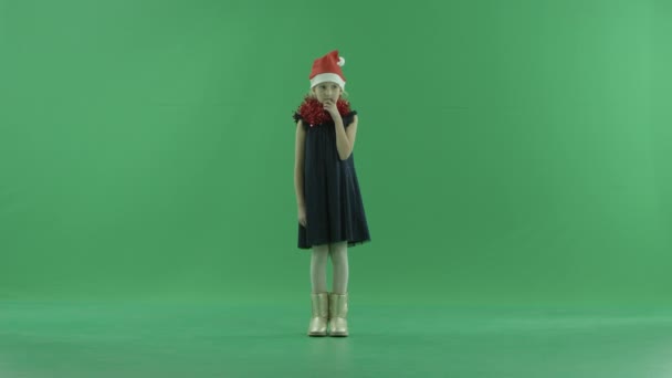 Zamyšlený holčička v Christmas hat, klíčování chroma na pozadí — Stock video