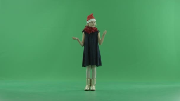 Boldog kislány és a havazás, a háttér chroma-kulcs — Stock videók