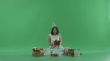 Genç kadın bir güzel Noel hediyesi, chroma anahtar arka plan üzerine alır.