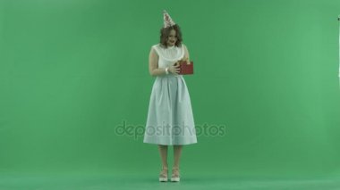 Genç güzel kadın iyi bir Noel hediyesi, chroma anahtar arka plan üzerine alır.