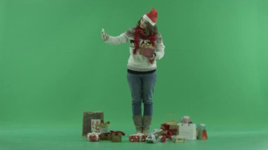Noel şapka çekici genç kadın Noel hediyesi, chroma anahtar arka plan üzerinde fotoğraf alır