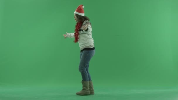 Attraktive Frau mit Weihnachtsmütze tanzt und bläst in Trillerpfeife, Chromaschlüssel im Hintergrund — Stockvideo
