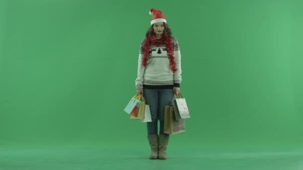 멋진 젊은 여자 쇼핑 가방, 크로마 키 배경 — 비디오