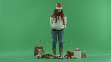 Noel şapka ile Xmas hediyesi, chroma anahtar arka plan üzerinde güzel genç kadın